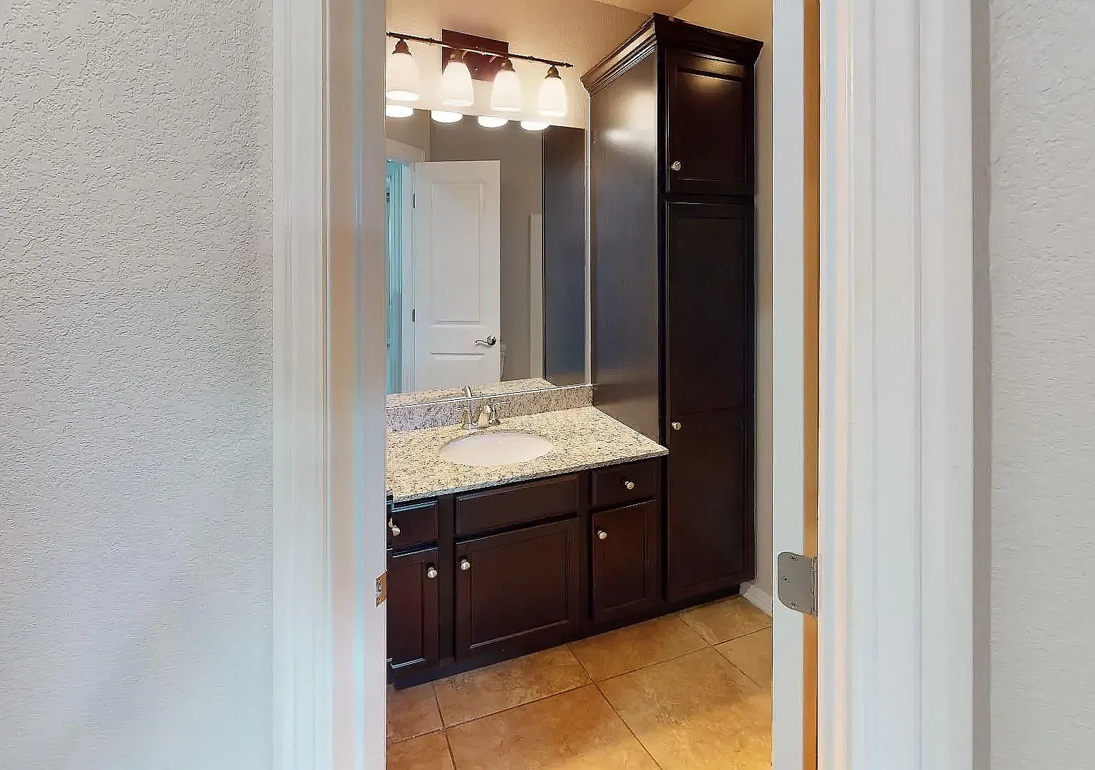 3 bed, 2.5 bath, 1550 sqft — Photo 3