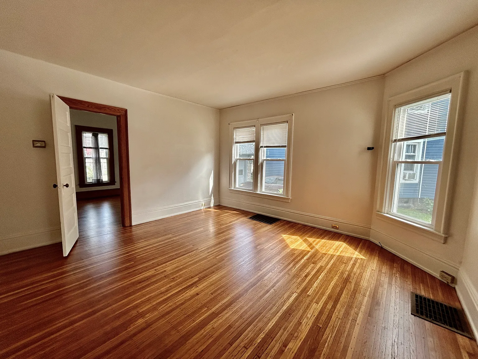 1 bed, 1001 sqft, $1,350 — Photo 4