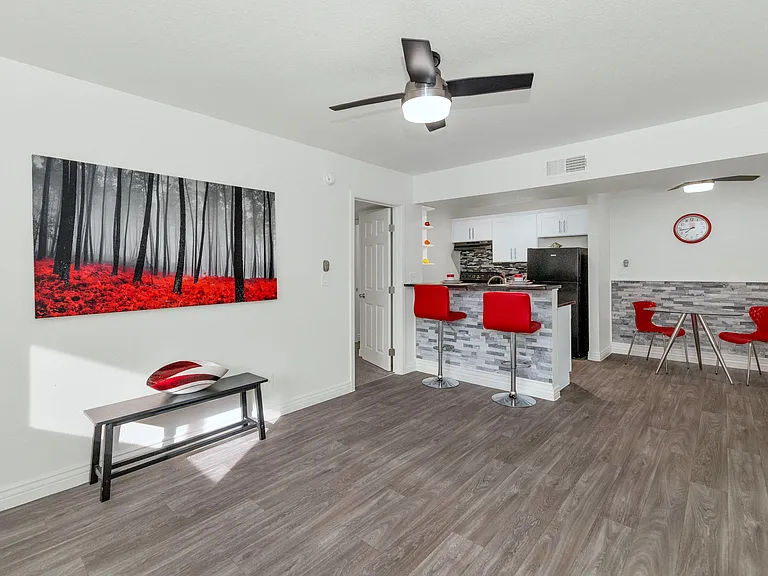 Urban Walk Apartments — Photo 6