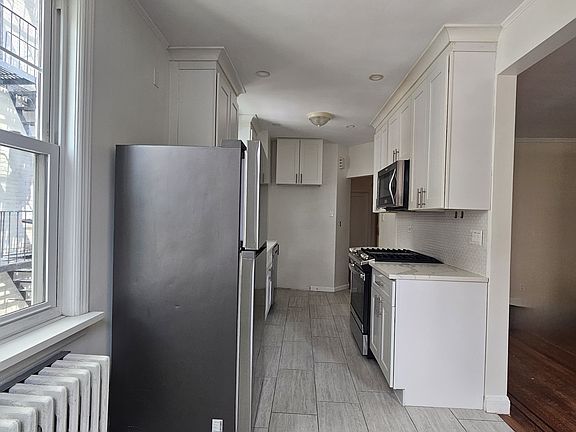 2nd image of 3815 Crescent St #2