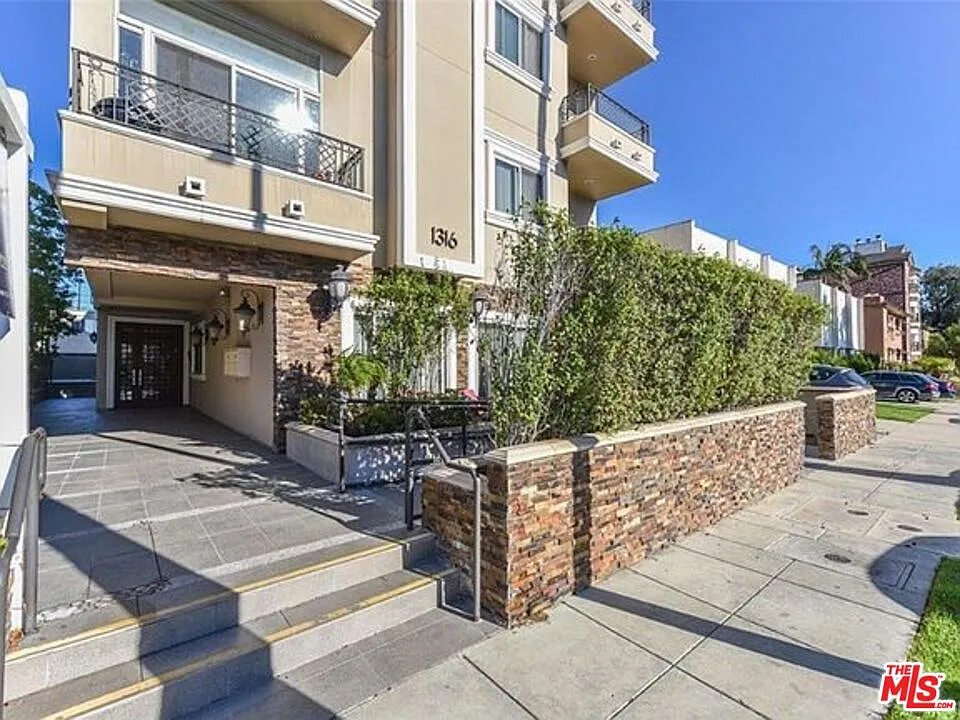 1316 Amherst Ave #201