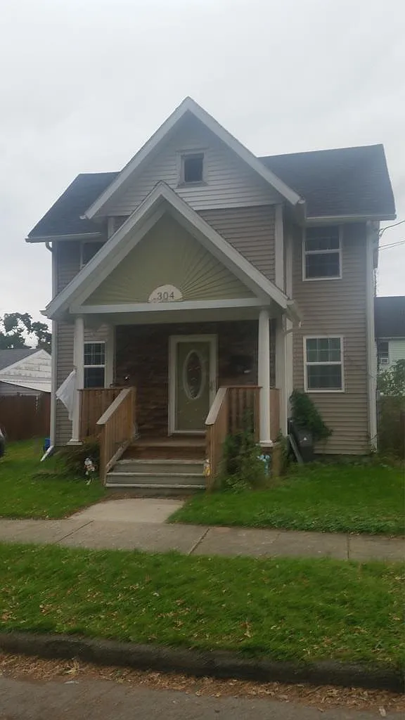 304 Sylvester Pl photo 1