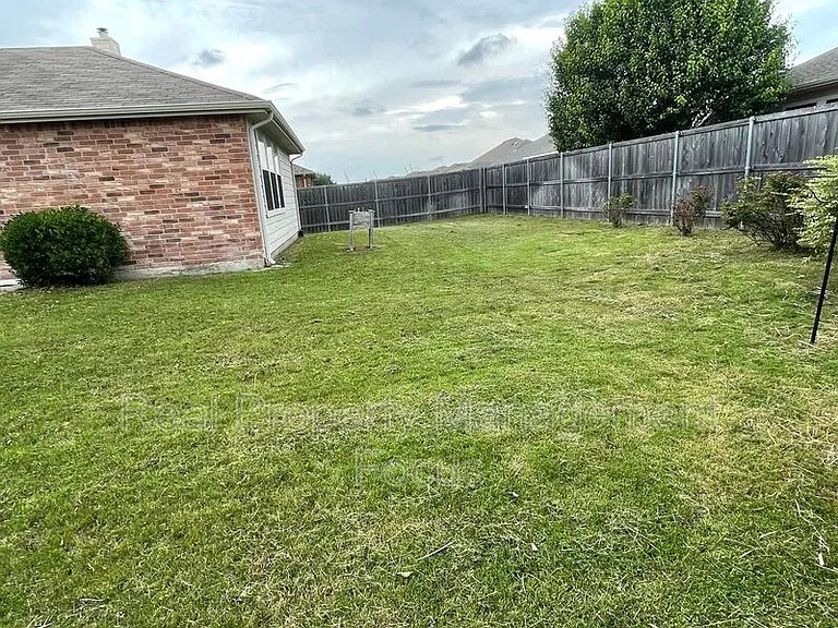 1004 Trickham Dr — Photo 27