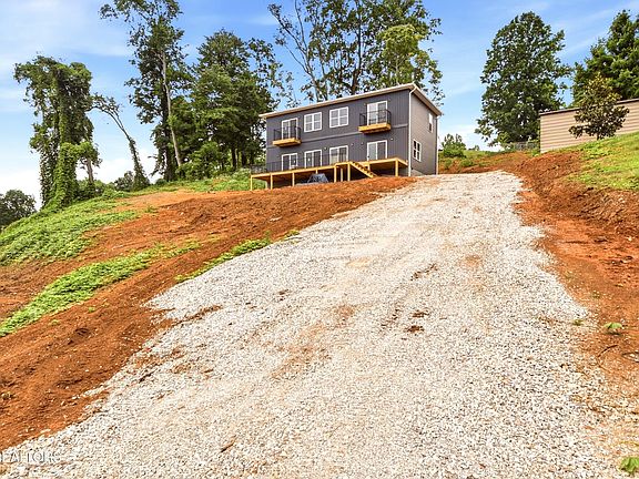 4th image of 109 Breezeway Ln