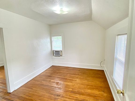 3rd image of 505 W Oak St