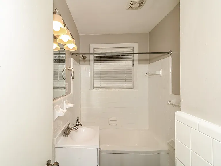 1358953_028_bathroom_13459072.jpg