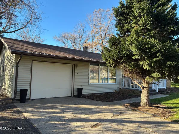 450 4th Ave, Edinburg, ND 58227