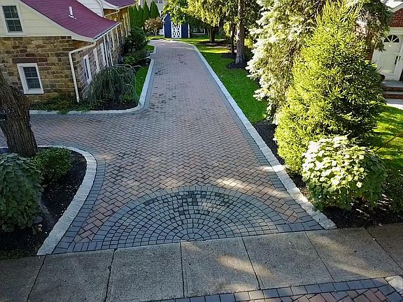 The entrance (drive way)