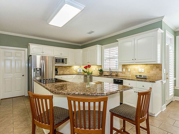 3rd image of 9926 Dogwood Ct