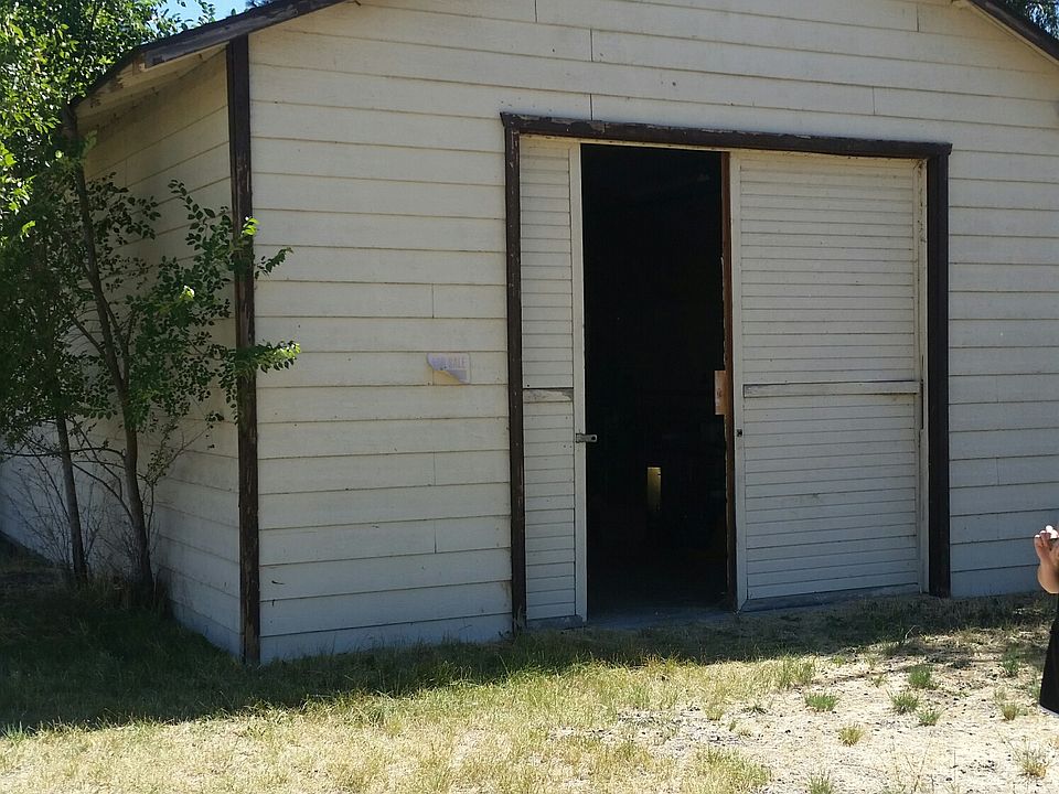 Beautiful shop with land!