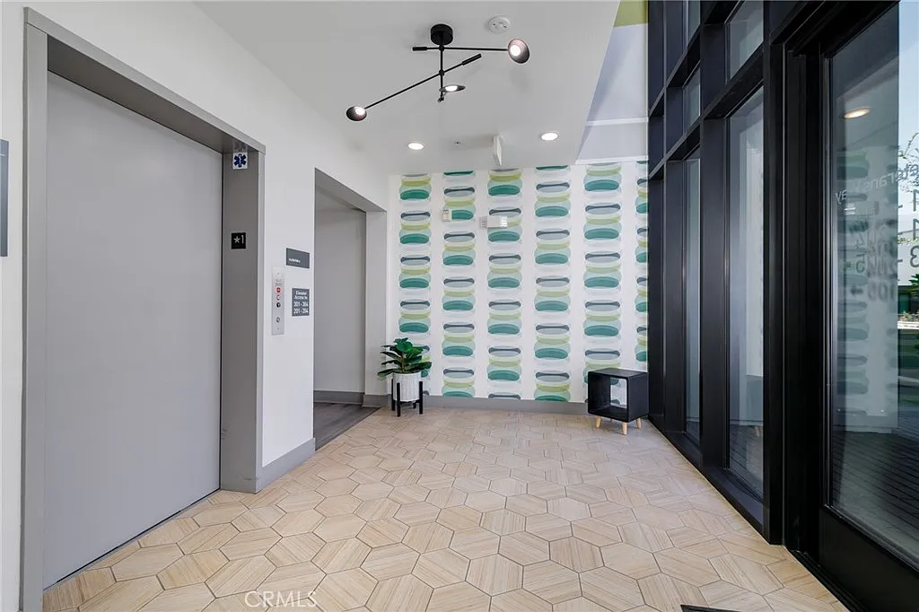 3 bed, 1894 sqft, $5,200 — Photo 2