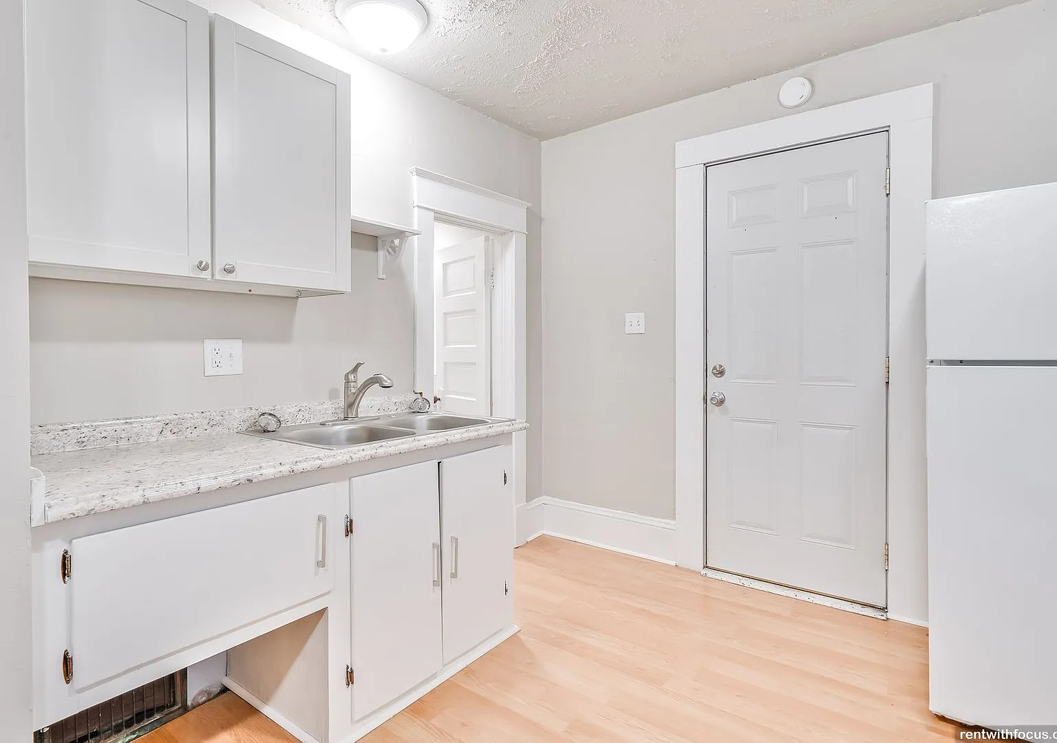 726 S. Commercial St — Photo 3