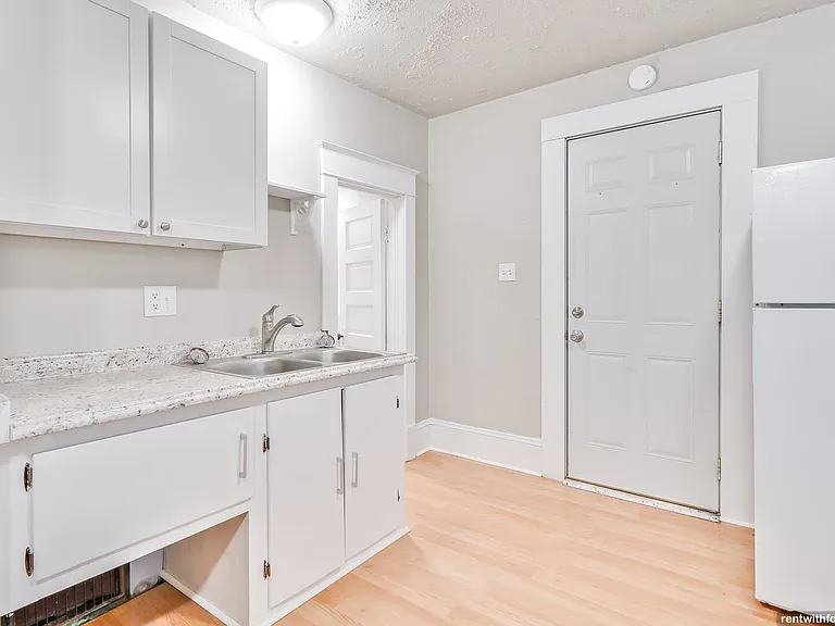 726 S. Commercial St — Photo 3