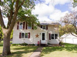 1221 Franklin St, Center Point, IA 52213