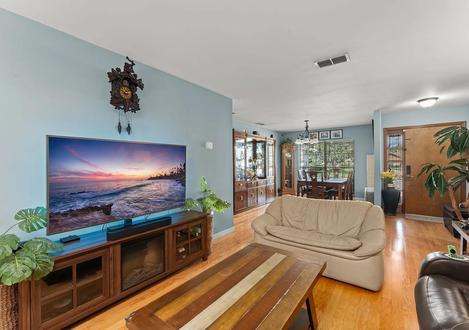 Spacious 4 Bedroom, 2 Bath Longwood Home with 2-Car Garage, Fireplace & Huge Screened Patio! — Photo 4