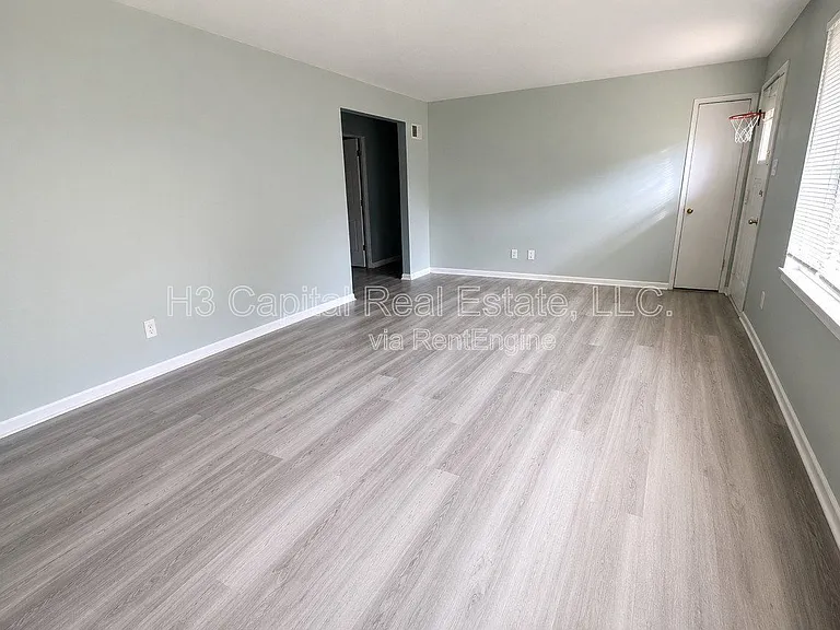 202 S Hilgard St — Photo 2