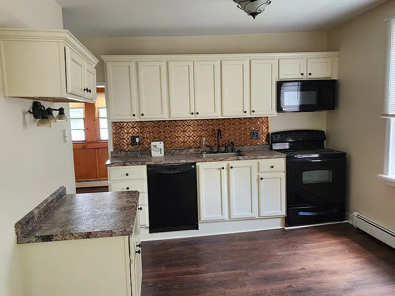 141 N Main St — Photo 5