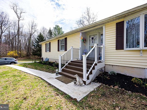 3rd image of 712 Morgan Grove Rd
