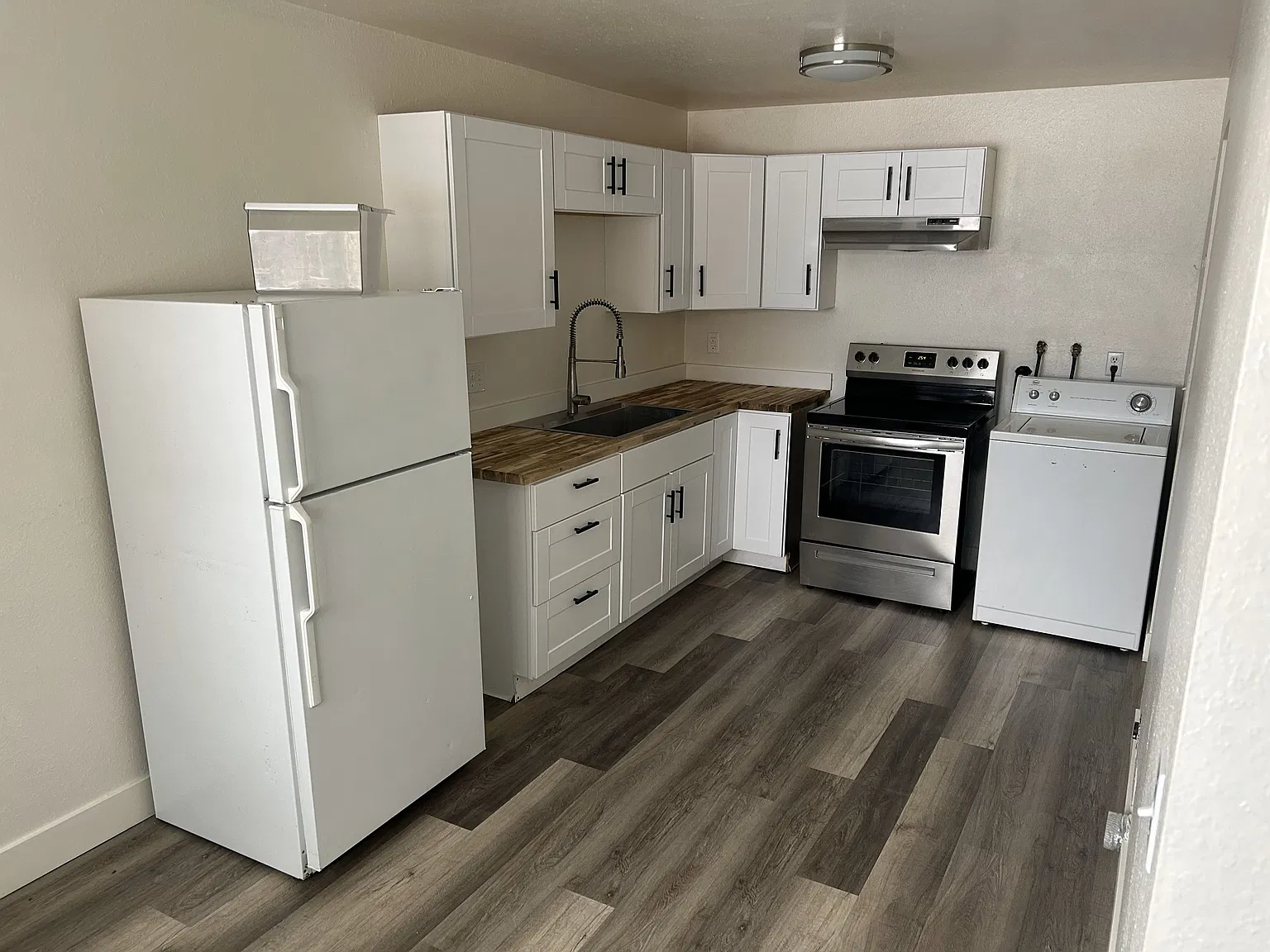 768 N Redwood Rd — Photo 1