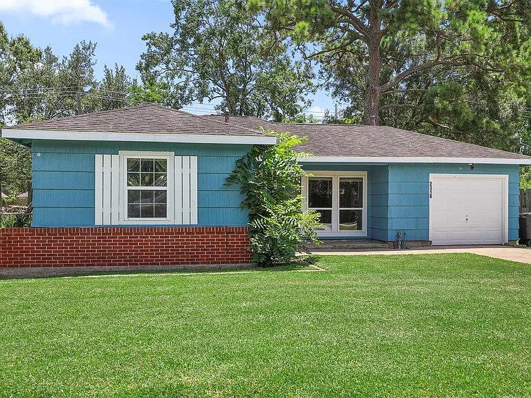 2318 Pecan St — Photo 3