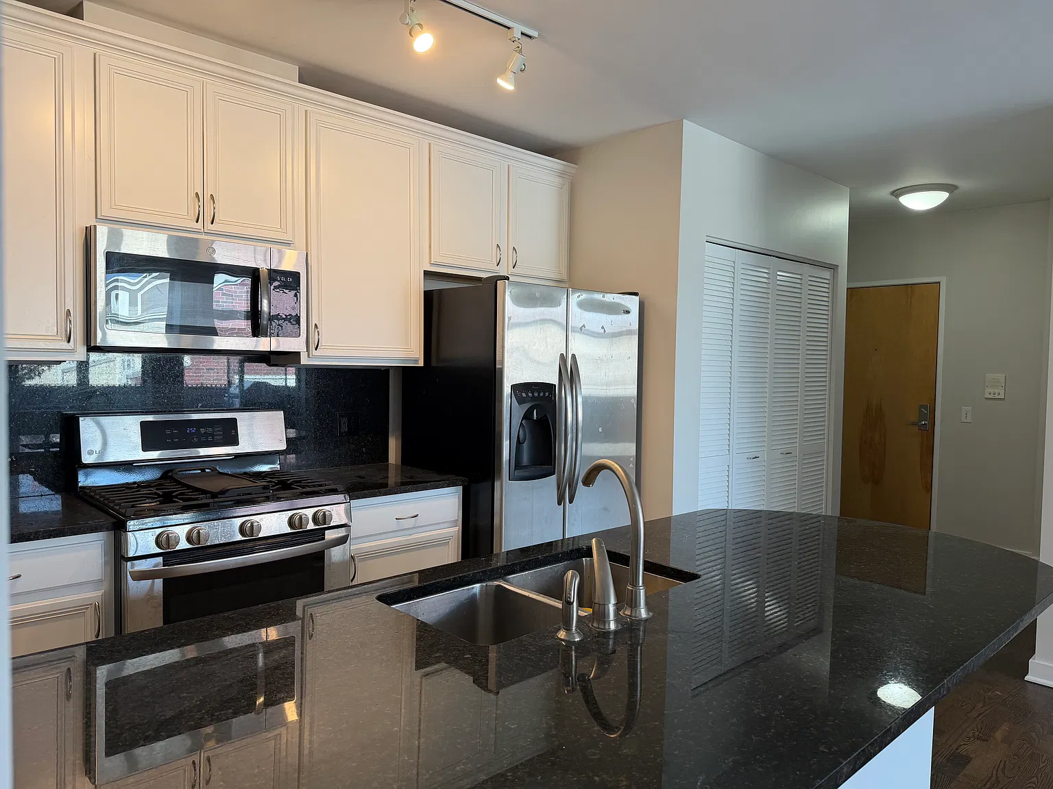 2 bed, 1100 sqft, $2,200 — Photo 4