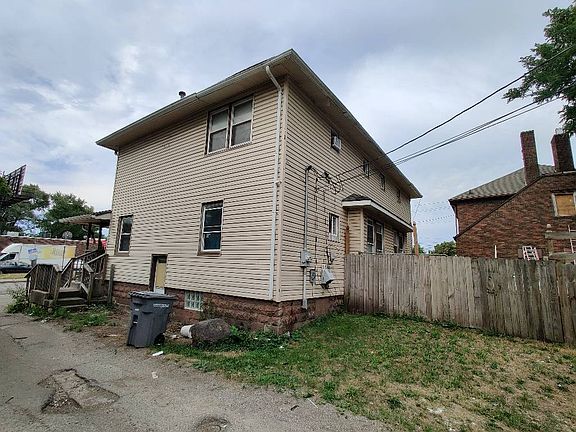 5th image of 305 N Sherman Dr