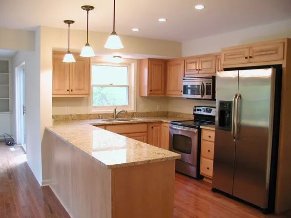 331 W Bergen Dr, Fox Pt, WI 53217