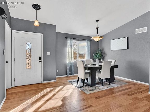 5th image of 2327 Crestwood Ln