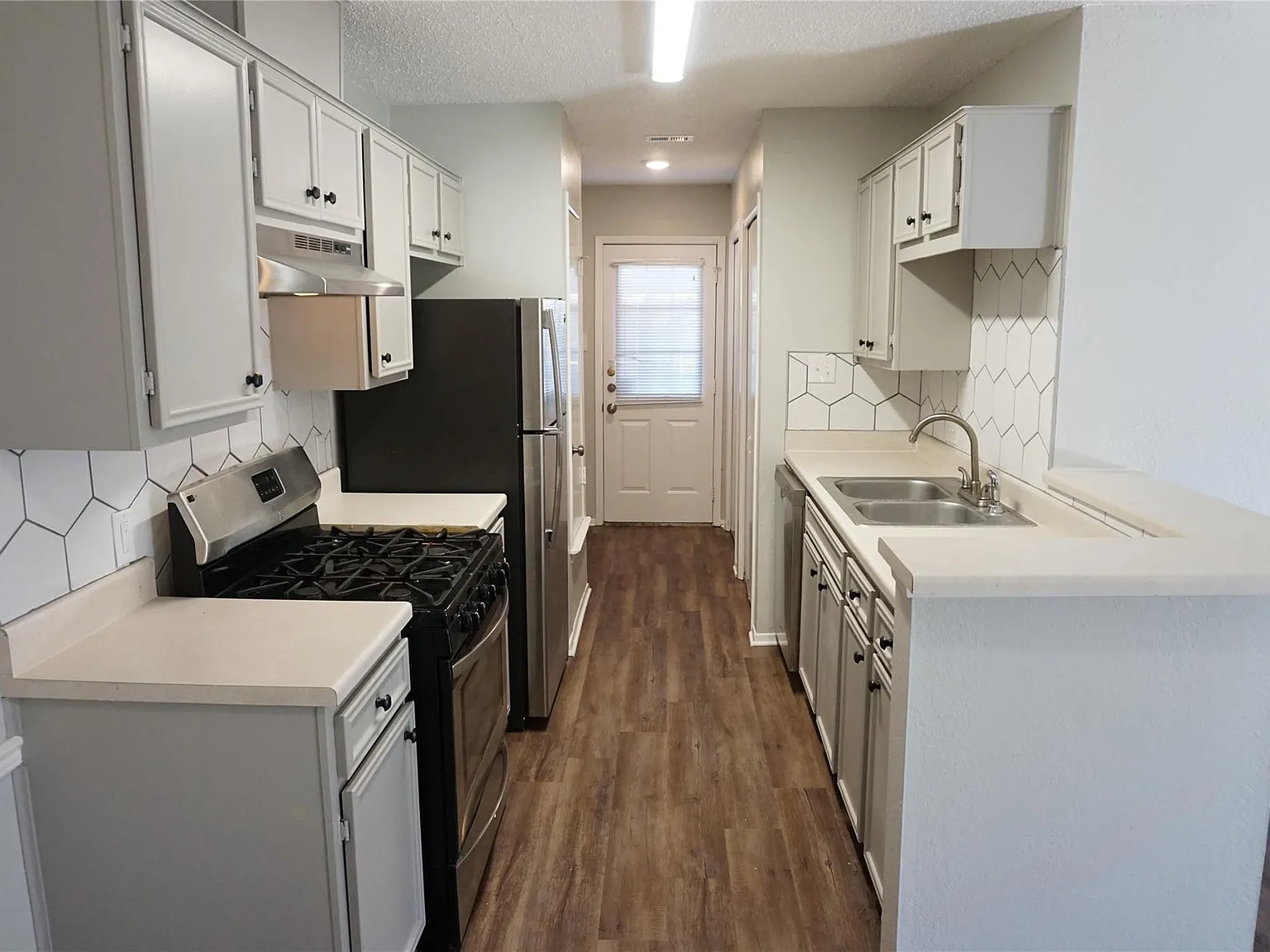 3 bed, 2.0 bath, 986 sqft, $1,625 — Photo 4
