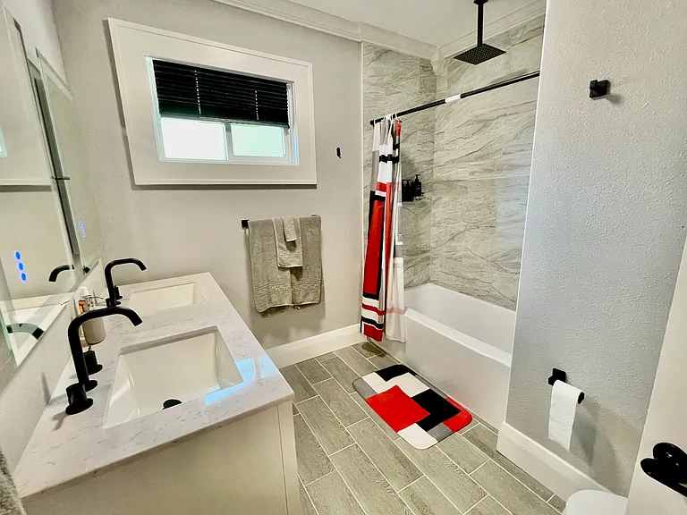 803 E James St — Photo 33