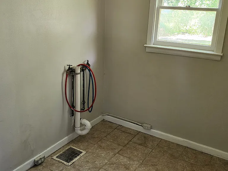 1006 W Franklin St #100 — Photo 14