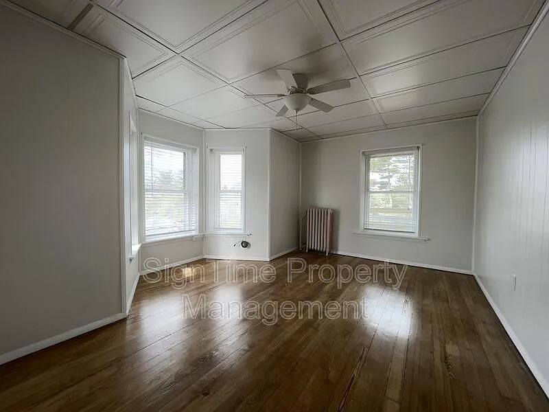 3 bed, 1.0 bath, 1600 sqft, $2,100 — Photo 3