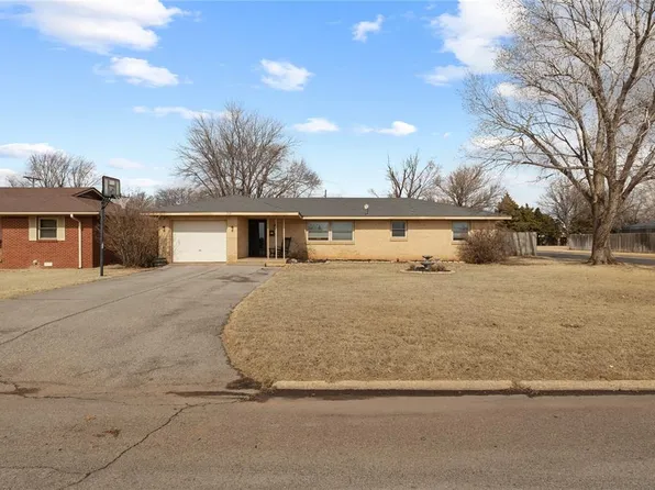 719 E Tom Stafford St, Weatherford, OK 73096