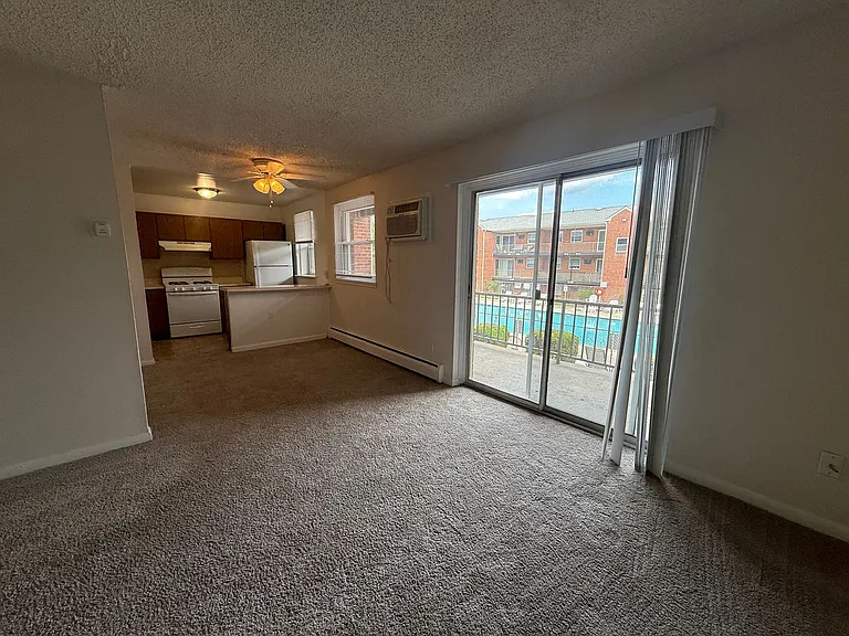 Colonial Point Apartments — Photo 22