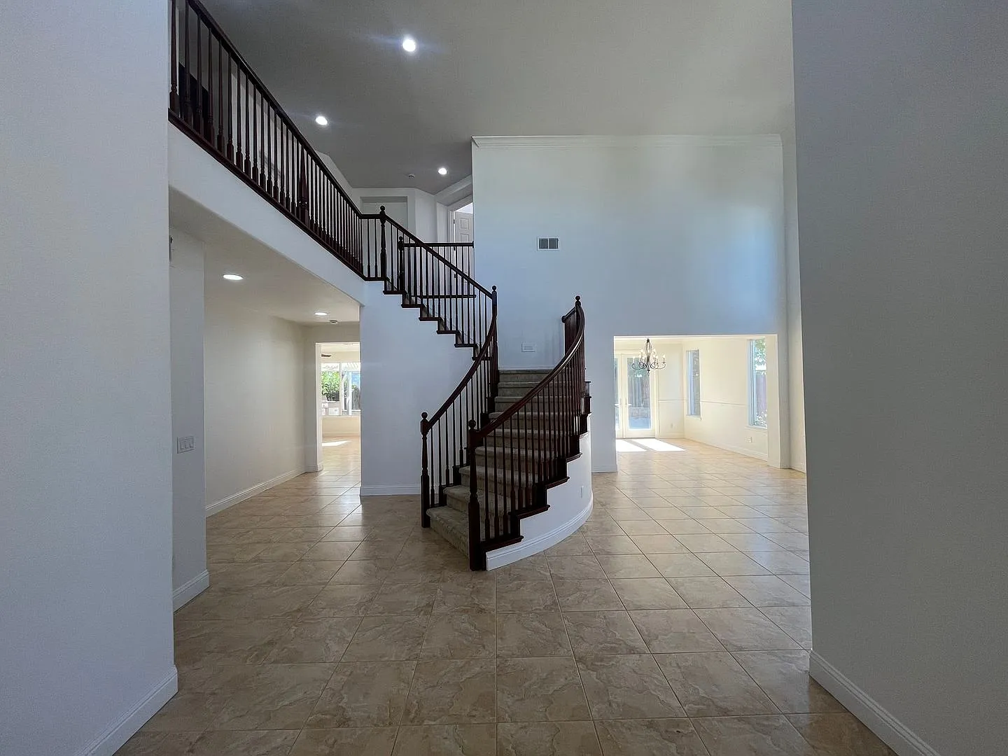 Spacious 5-Bedroom Lincoln Home with 3-Car Garage — Photo 4