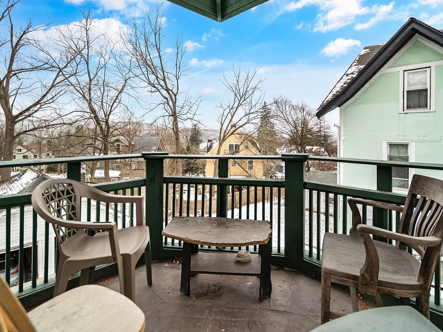 5 bed, 2400 sqft, $1,055 — Photo 4