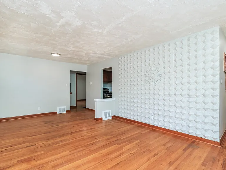 1471560_019_living_room_12892559.jpg
