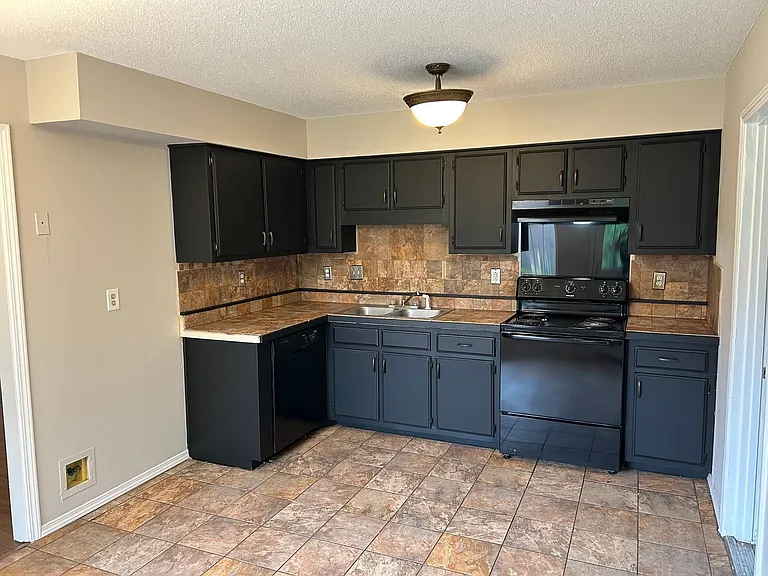 3530 Mayfair Dr — Photo 4