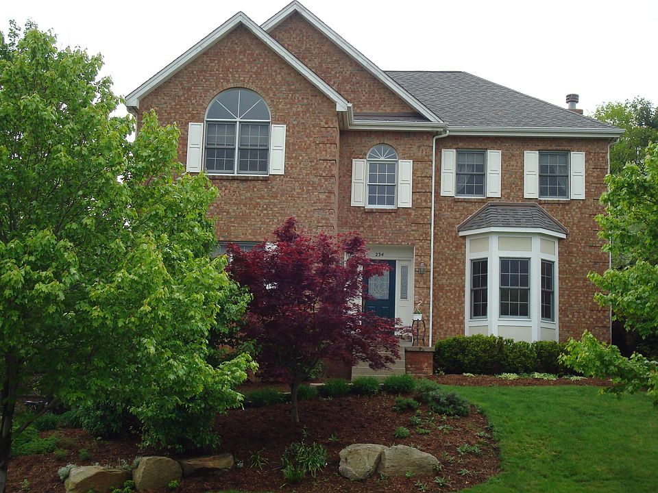 This lovely home is in the premier Cranberry neighborhood of Ehrman Farms