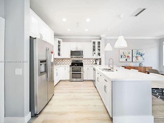 3rd image of 721 Tanglewood Cir #0