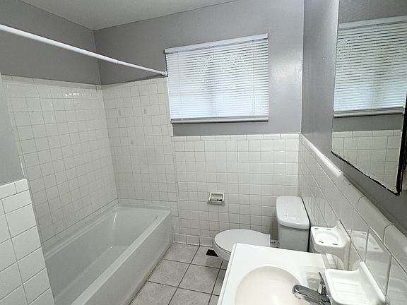 3rd image of 1523 Canterbury Rd