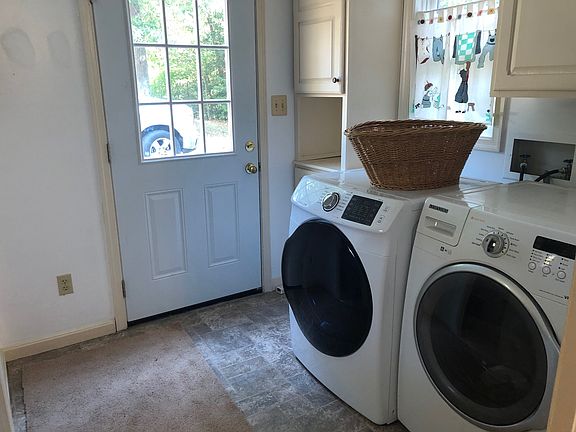 Big laundry room, washer dryer not included