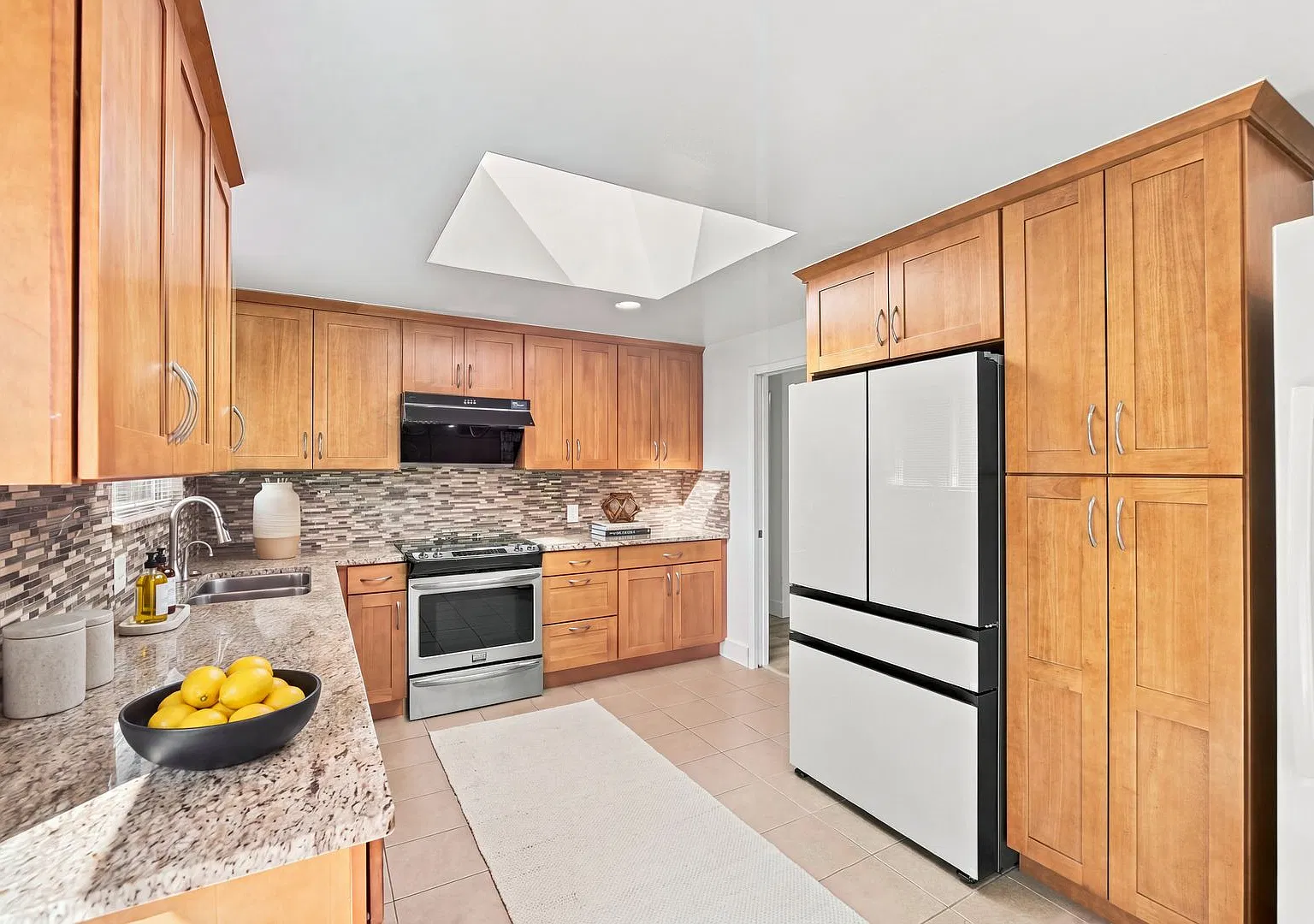 3Bd/2.5Ba Bellevue Home — Photo 4
