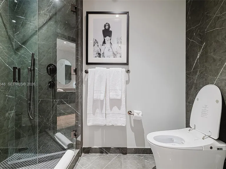 20 NE 11th St #4807B — Photo 7