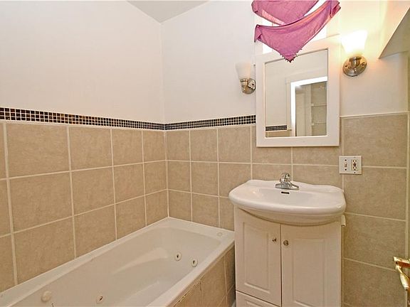 5th image of 216 Lexington Ave