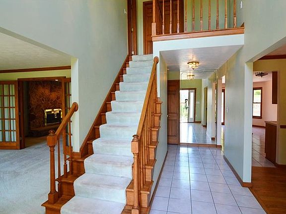 5th image of 303 Basswood Ct