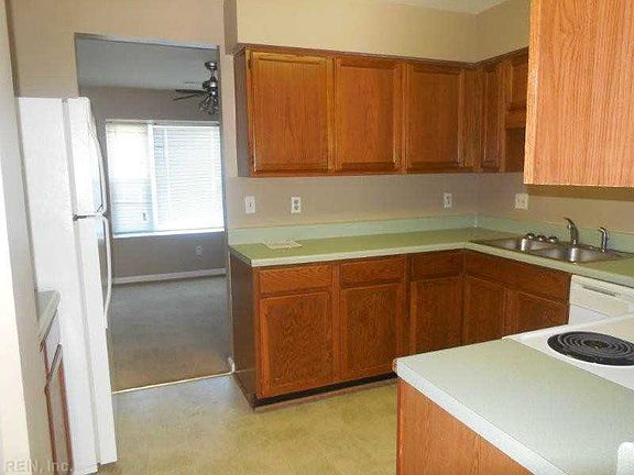 5th image of 104 Whitewater Dr
