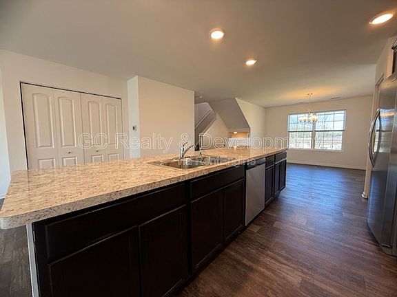5th image of 2372 Upland Rd