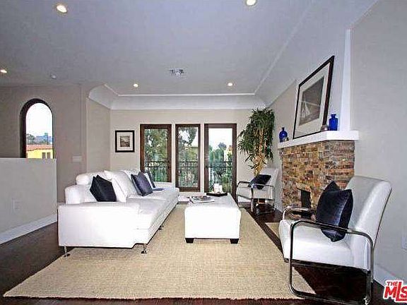 3rd image of 829 S Curson Ave