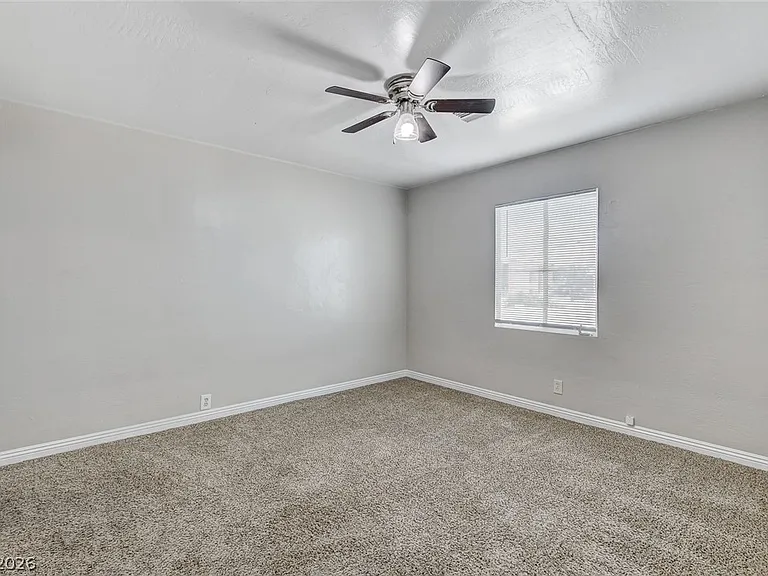 214 W Victory Rd — Photo 17